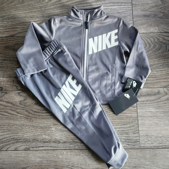 Nike Kids Matching Set in Gray and White - Picture 1 of 7